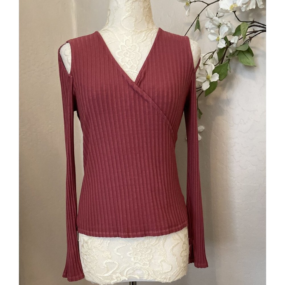 Red Haute Cinnamon Ribbed Deep V-Neck with Snap Cold Shoulder Long Sleeve Top M